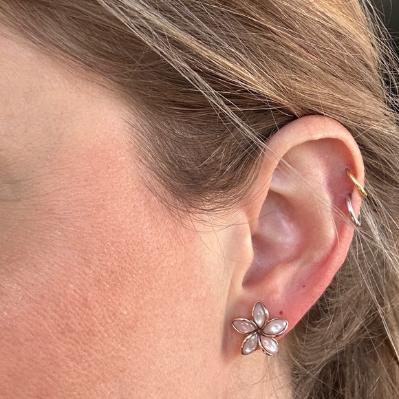 Authentic Na Hoku 14k rose gold pink mother of pearl plumeria studs - Picture 3 of 4